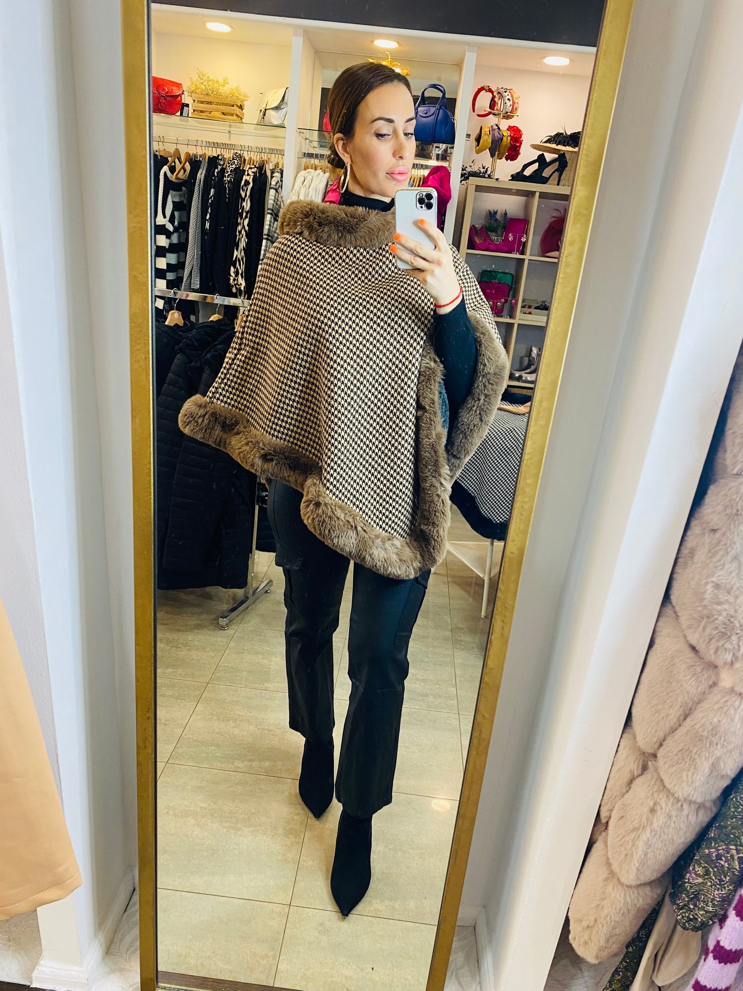 Poncho Adhara